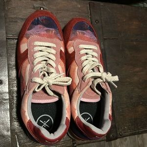 Woman’s Inkkas Andes jogger, size 9